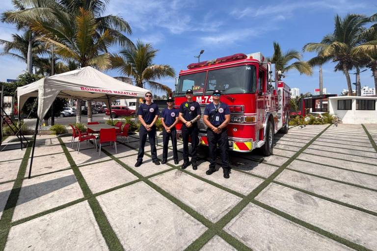Bomberos de Mazatlán refuerzan la seguridad con despliegue operativo en el puerto