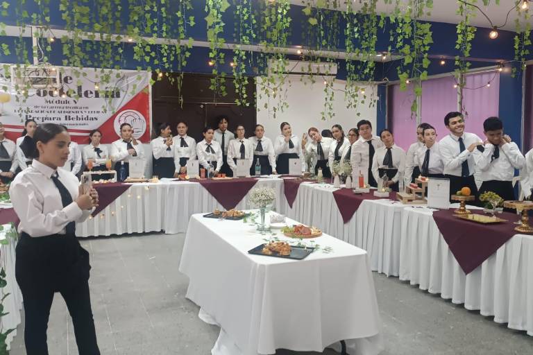 Triunfa equipo 10 ‘Pink Sunrise’ en concurso de coctelería en Cbtis 51