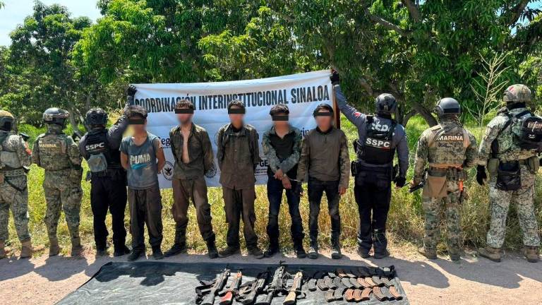 Autoridades federales aseguran armas, vehículos, explosivos y equipo táctico durante operativos realizados en Sinaloa, donde también hubo varios detenidos.