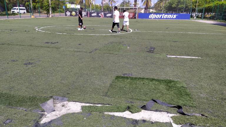 En la Unidad Deportiva Kilómetro Cero se desprendió parte del pasto sintético de la cancha de futbol.