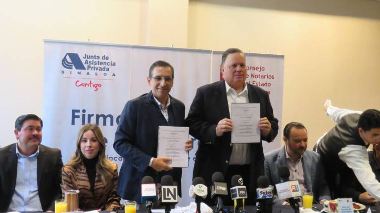 Mario Córdoba y Jorge Julián Chávez, realizan la firma del convenio de apoyo a las instituciones de asistencia privada.