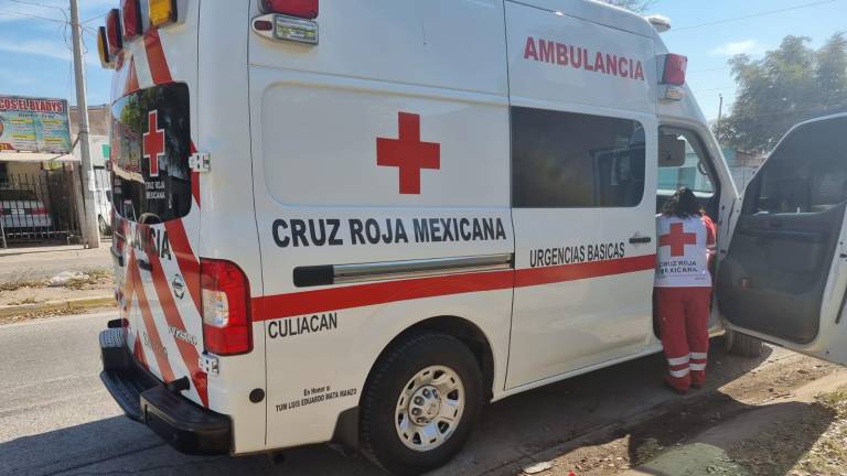 Choque en Culiacán deja dos jóvenes hospitalizados; huye el responsable