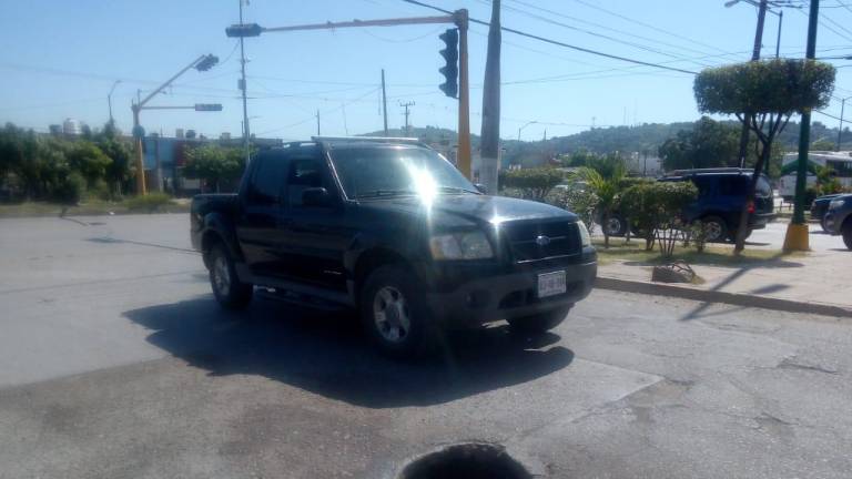 ¡Ten cuidado! Un pozo en la Avenida Jacarandas, en Mazatlán, pone en peligro a conductores y peatones