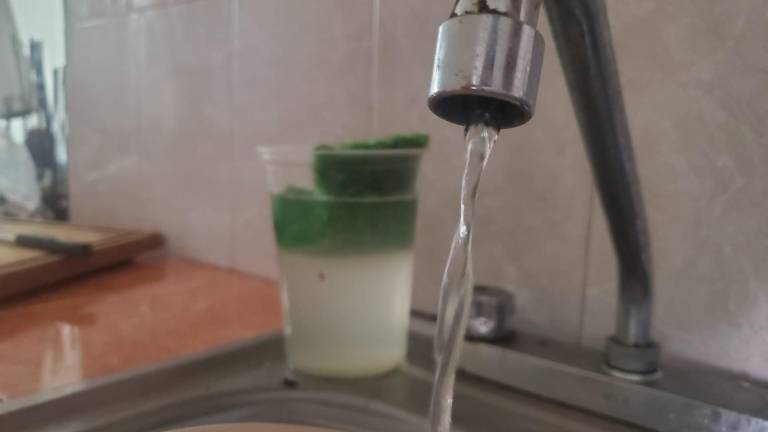 A ratos y con poca presión, está el servicio de agua potable en colonias como Jacarandas, Villa Satélite y Villa Galaxia