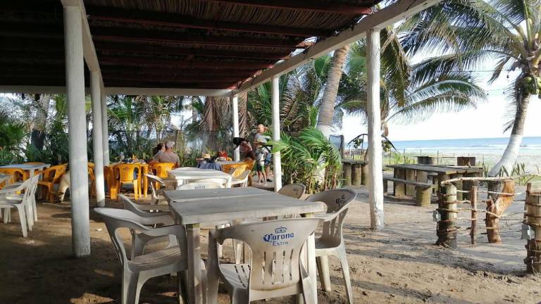 Restaurantes de playa de Rosario registran menos clientes; lo atribuyen al Covid-19