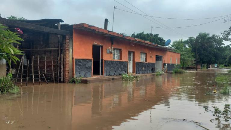 En la comunidad de La Concha, al sur de Escuinapa, el agua del río llegó hasta las calles.