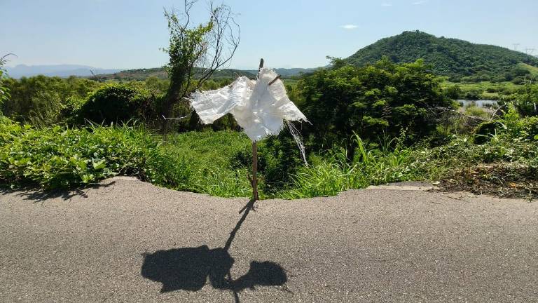 Los vecinos pusieron una bandera improvisada para advertir sobre el peligro.