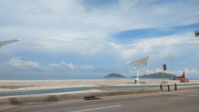 Los parasoles son sujetos a mantenimiento en el malecón.