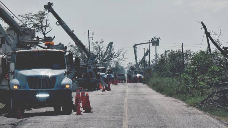 Con un gran equipo, la Comisión Federal de Electricidad restableció a la normalidad el suministro eléctrico afectado por Roslyn en los estados de Jalisco, Nayarit y Sinaloa.
