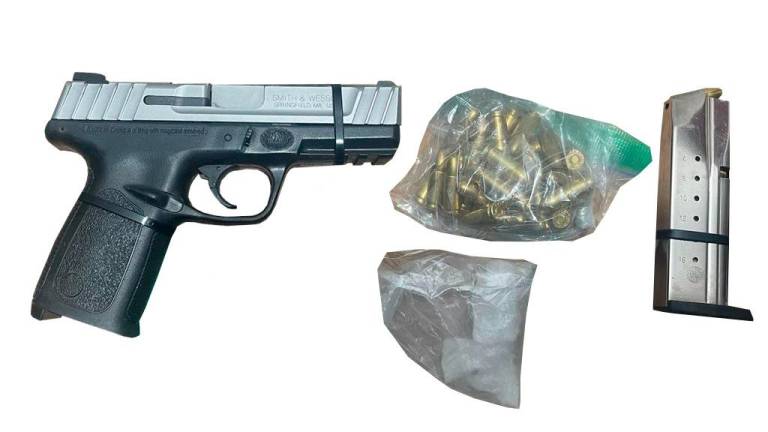 Pistola, cartuchos, cargador y bolsa con droga asegurados.