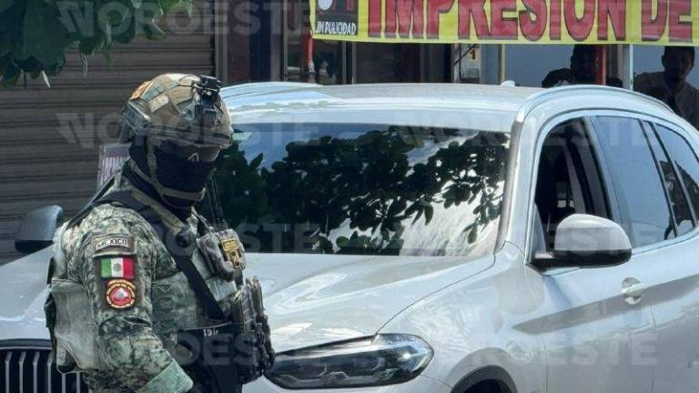 Elementos federales aseguraron la camioneta BMW X3 en la esquina de Agricultores y José Vasconcelos.