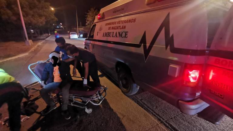 Motociclista resulta lesionado tras chocar contra camioneta en el Libramiento 3, en Mazatlán