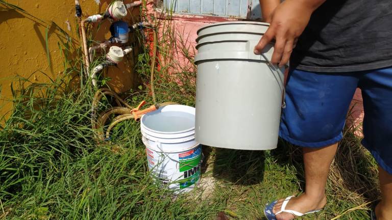 Habitantes de varias colonias de Mazatlán sufren el desabasto de agua potable.