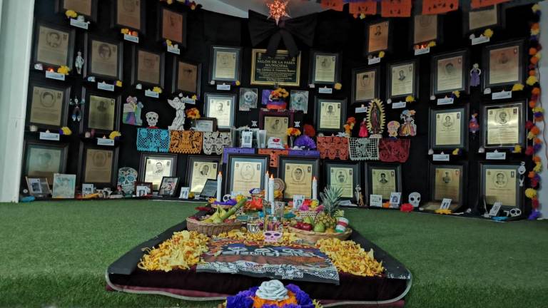 El altar de muertos colocado en el Salón de la Fama de Culiacán.