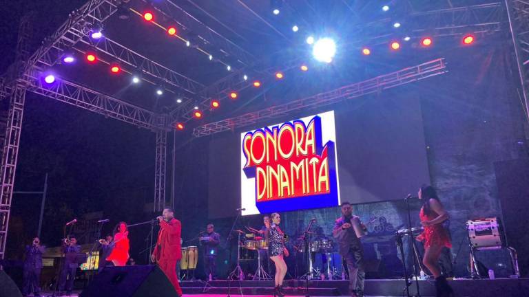 La 100 por ciento explosiva Sonora Dinamita, puso a bailar a los asistentes al Grito de Independencia que se celebró en la Plazuela República.