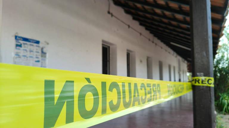 Personal de la Secundaria Maestro Julio Hernández, en Rosario, urgen a las autoridades a reparar edificio en riesgo.