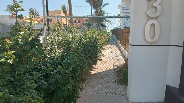 Cierran acceso a playa en Cerritos; vecinos piden reabrirlo