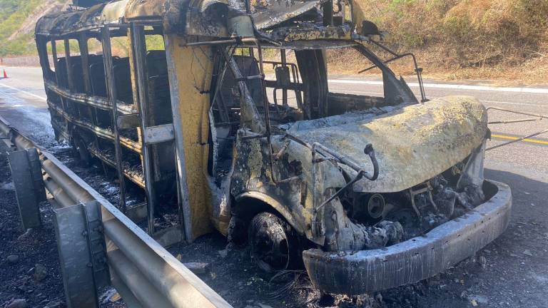 Autobús de personal quedó totalmente calcinado en la autopista Durango–Mazatlán.