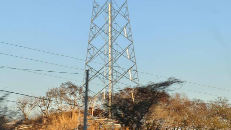 Instalación de estructuras de la CFE a un costado de la carretera México 15.