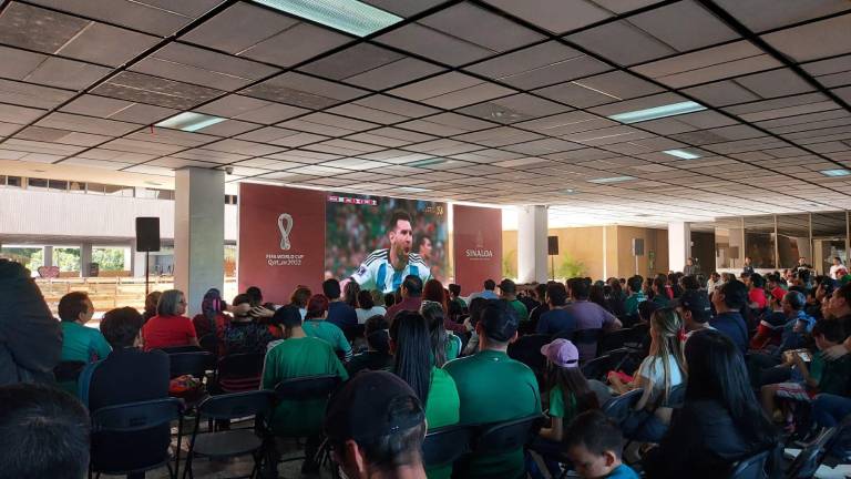 El partido fue proyectado en una megapantalla que fallaba por momentos.