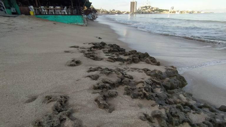 El fuerte oleaje deja al descubierto zonas rocosas en playa del malecón de Mazatlán