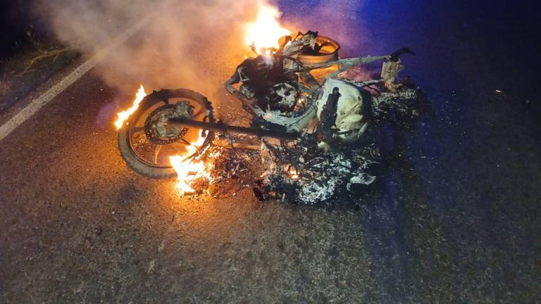 Tras el accidente, no se localizó al conductor o conductores de la motocicleta.