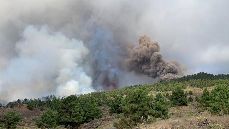 Hace erupción el volcán Cumbre Vieja, en islas Canarias, España