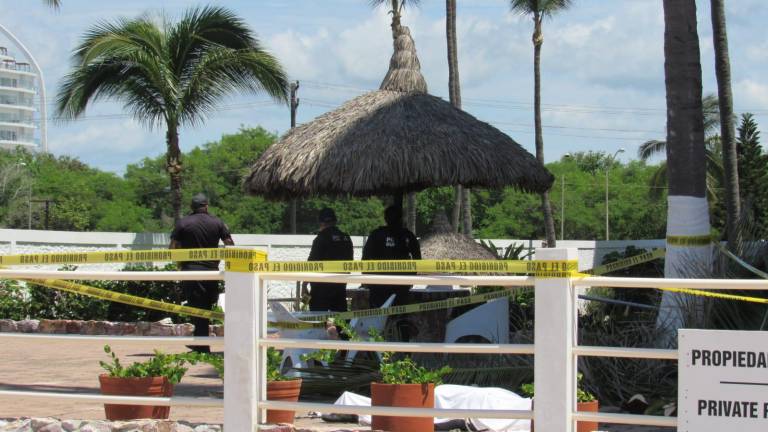 Empleado de un hotel en Mazatlán cae desde lo alto de una palmera y muere