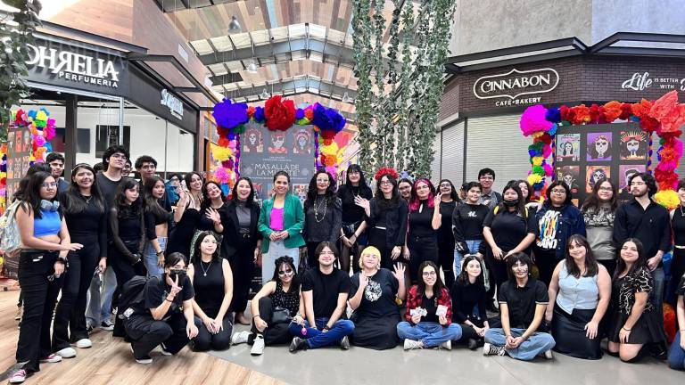 Alumnos y maestros de la UAdeO durante la inauguración.