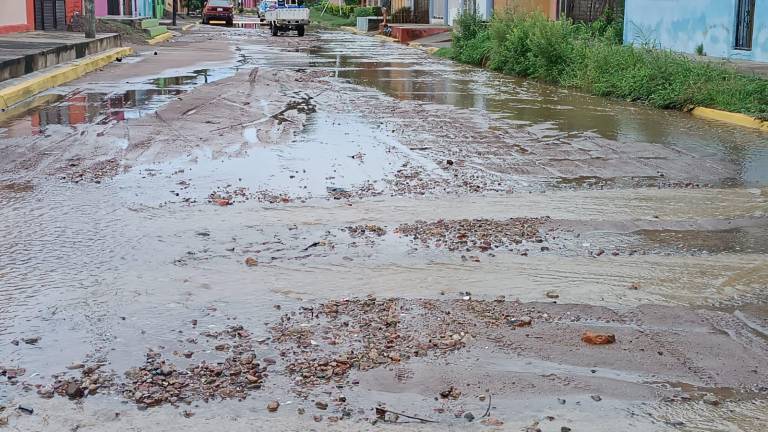 En Chametla, las calles se llevaron de tierra y piedras tras las lluvias.