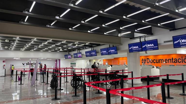 Algunas aerolíneas colocaron carteles de fuera de servicio.