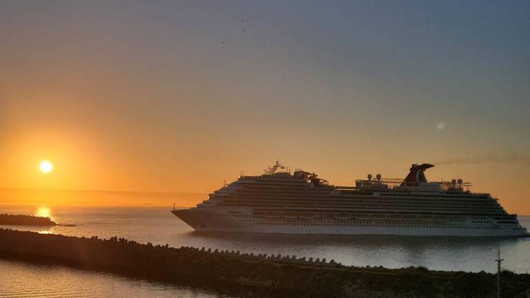 El crucero naviero Carnival Panorama arribó la mañana de este miércoles 3 de enero al puerto.