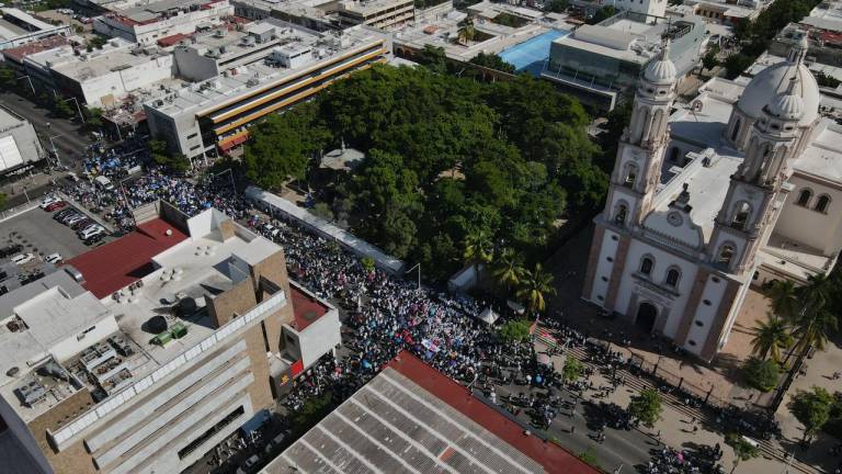 La comunidad de la UAS volvió a manifestarse en defensa del ex Rector Jesús Madueña Molina y de la autonomía universitaria.