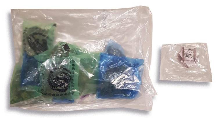 Dosis de supuesta droga que llevaba el hombre que fue detenido por los agente de la PEP.