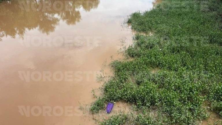 Elementos de rescate extraen del río Tamazula una maleta sospechosa hallada en el Malecón Viejo.