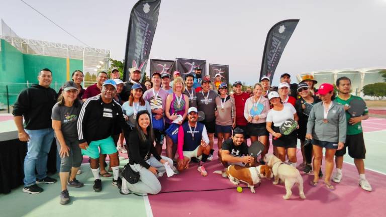 Todos los premiados del torneo.