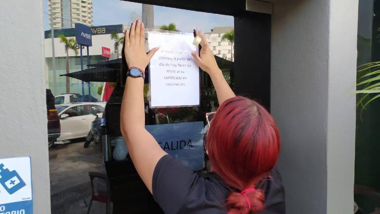 Los comercios ya piden a los clientes su certificado.