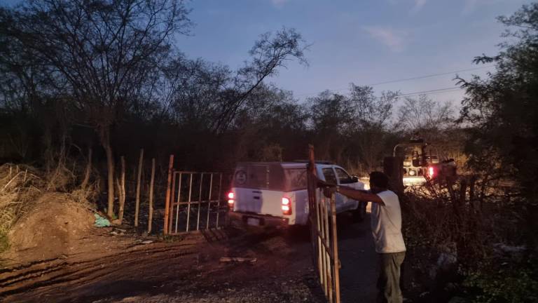 El reporte se hizo minutos después de las 18:00 horas, cuando trabajadores del basurón localizaron el cuerpo en la zona enmontada del lugar.