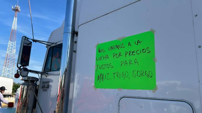 Como parte de la protesta, los manifestantes mantienen libre el paso vehicular, impidiendo el cobro de peaje y permitiendo el tránsito de vehículos.