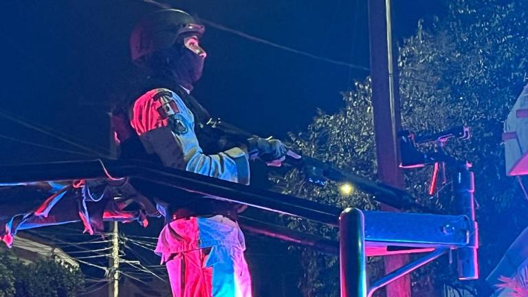 Elementos de distintas corporaciones aseguraron el área donde se registró el atentado.