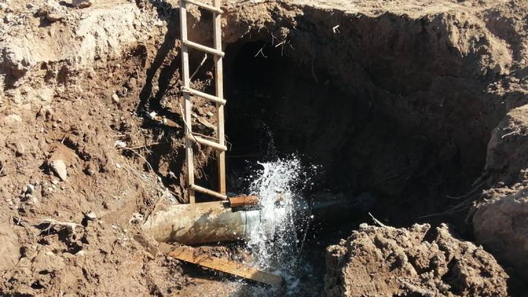 La tubería del acueducto Baluarte-Teacapán se rompió y dejó de nuevo a la zona del valle sin el suministro de agua potable.