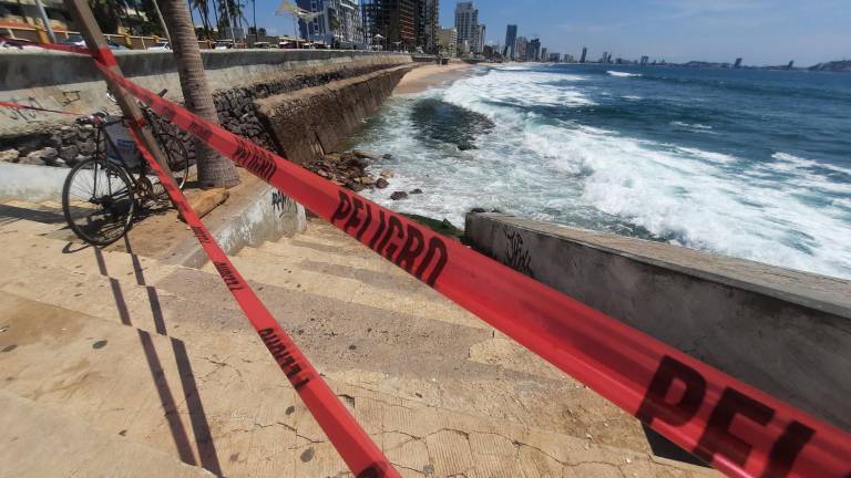 Mantienen cerrado acceso a playas por zanja rocosa y marea alta en Mazatlán