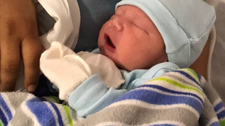 Jazmín con su bebé Bruno.