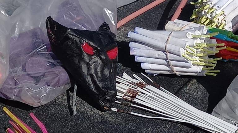 La compra, venta y quema de pirotecnia es un delito federal.