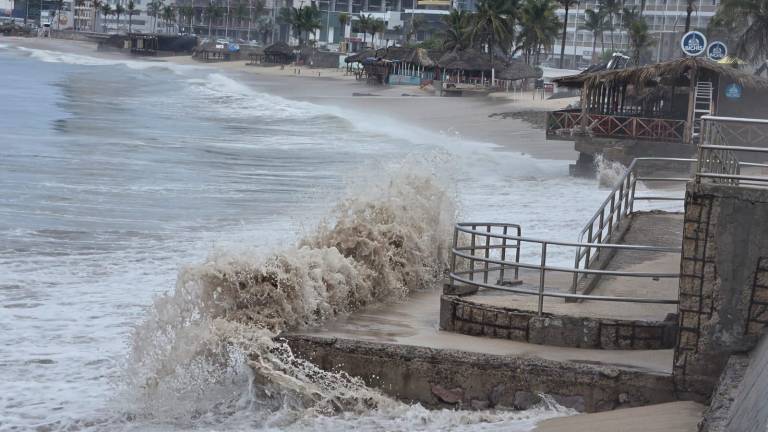 Este martes las playas de Mazatlán registran oleaje intenso por el mar de fondo.