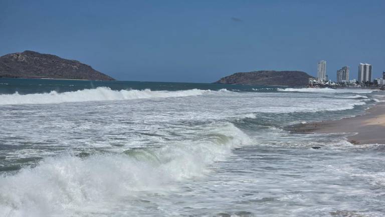 Este jueves se reportó que prevalecían las condiciones de mar de fondo en las playas de Mazatlán.