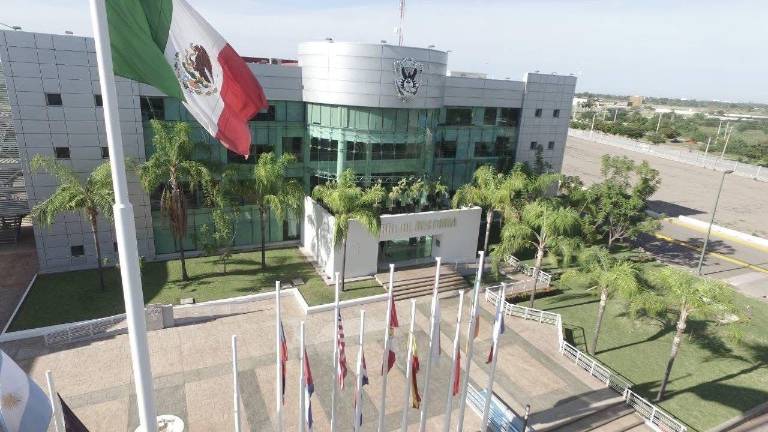 Estudiantes de la UAS denuncian carencias en infraestructura, falta de aulas, equipo insuficiente y cobros adicionales, en medio de la política de universalidad de ingreso.
