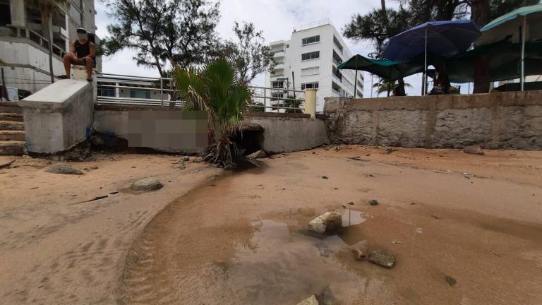 Persisten descargas de aguas negras en playa Los Pinitos, en Mazatlán