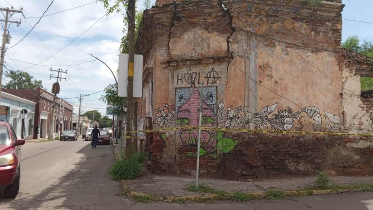 Fachada de vieja casona en el Centro de Culiacán está a punto de colapsar