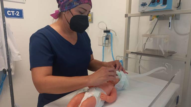 Olga Lidia cuida a los pequeños con esmero.